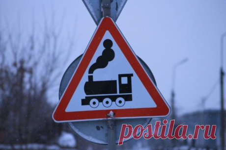 Авто попало под грузовой поезд на железной дороге в Нижегородской области. Машинист поезда применил экстренное торможение, но наезд предотвратить не удалось.