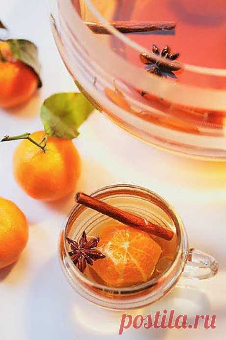 Апельсиновый сидр + эстетическая закуска

Ингредиенты
4 стакана апельсинового сока
3 палочки корицы
1 чайная ложка гвоздики
1 стакан сахара
3 апельсина
Бутылка яблочного сидра
Щепотка муската
Дольки мандаринов для украшения (они же закусь)