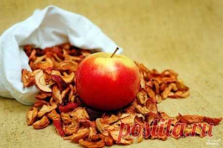 Про сушеные яблоки 
Сушеные яблоки содержат: кальций, калий, железо, натрий, фосфор, йод, серу, медь и молибден.
Сушеные яблоки способствуют развитию полезных бактерий.
Сушеные яблоки улучшают память и умственные способности.
Потребление всего нескольких штук в день снижает риск развития старческого слабоумия и потери памяти.
Сушеные яблоки улучшают обмен веществ.
Сушеные яблоки выступают в качестве профилактического средства от различных онкологических заболеваний.
Яблоки препятствуют ра