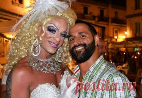 «Хотим выйти из гетто», Набережная Борго Маринари принимает геев Неаполя - /     Благодаря мероприятиям, организованным ассоциацией, в Борго стекаются любопытные туристы, чем немало довольны рестораторы и организаторы