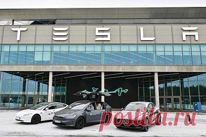 Раскрыты сроки выпуска дешевого электрокара Tesla. Американская компания Tesla запланировала выпуск нового недорогого электрокара. Модель фигурирует в отчете под названием Redwood, двое из четырех источников описали ее как компактный кроссовер. Инсайдеры также раскрыли сроки выпуска автомобиля — его должны представить в середине 2025 года.