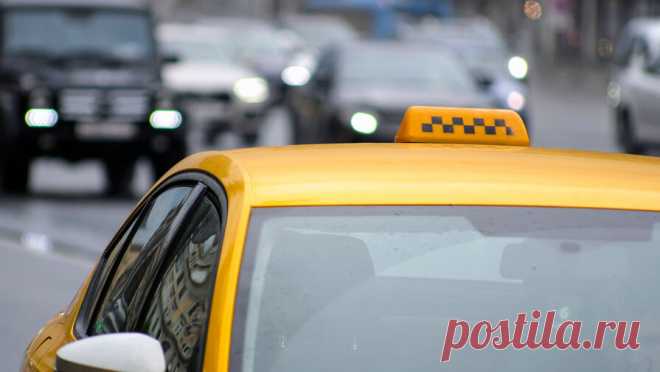 В Сургуте таксист закрыл в машине женщину с ребенком, требуя деньги за уборку. Жительница Сургута обвинила водителя службы такси в вымогательстве, шофер якобы требовал оплатить химчистку салона после поездки с ребенком. Об этом горожанка рассказала в социальных сетях. По словам женщины, она перевозила в такси двоих ...