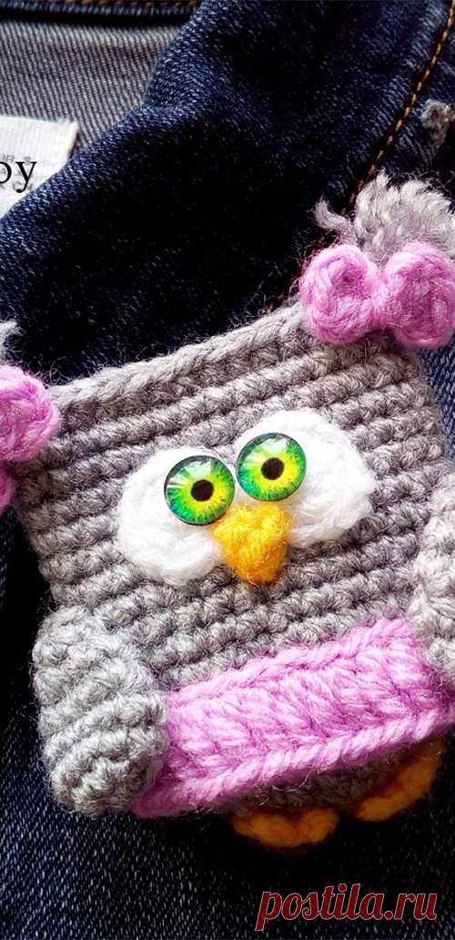 PDF Брошка Совушка крючком. FREE crochet pattern; Аmigurumi toy patterns. Амигуруми схемы и описания на русском. Вязаные игрушки и поделки своими руками #amimore - брошь в виде совы, совушка, маленький совёнок, птица, птичка.