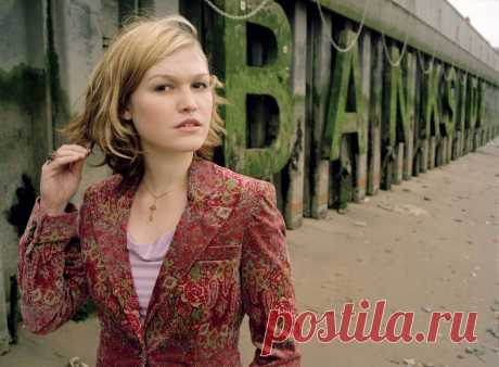 Джулия Стайлз (Julia Stiles) в фотосессии Офелии Уинн (Ophelia Wynne) для журнала Time Out London (июль 2004)