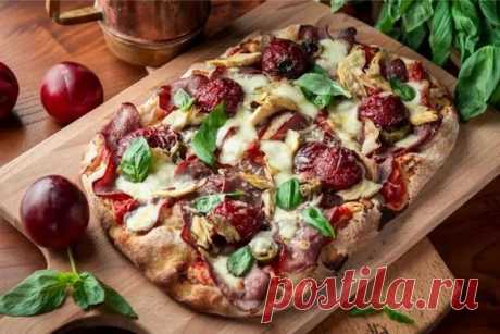 Пицца получается потрясающей, всего лишь надо ее готовить на выдержанном тесте со сливами, соусом хойсин и голубым сыром | Мир кулинарии Пульс Mail.ru
