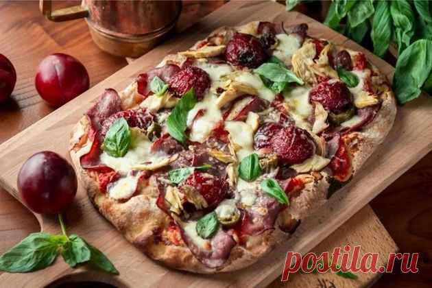 Пицца получается потрясающей, всего лишь надо ее готовить на выдержанном тесте со сливами, соусом хойсин и голубым сыром | Мир кулинарии Пульс Mail.ru