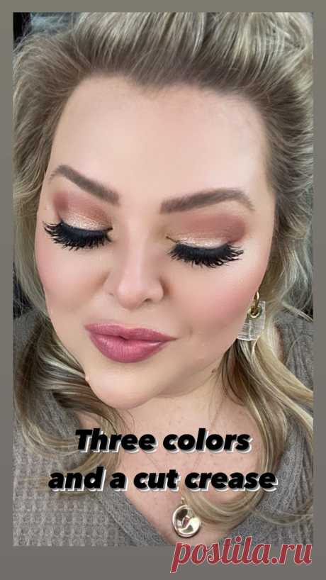 aknsands в Instagram: "3 colors and an easy cut crease create the easiest more complicated eyeshadow look! I love that good brushes, an eyelash curler and good…"