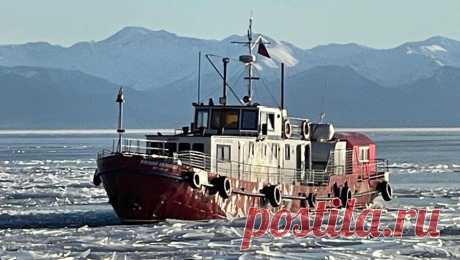 Застрявший в Охотском море танкер освободили из ледяного плена. Российский спасательный буксир &quot;Берингов пролив&quot; освободил из дрейфующих льдов танкер &quot;Остров Сахалин&quot;. Об этом сообщил РИА Новости начальник морского спасательного подцентра в Южно-Сахалинске Марк Корженко. &quot;В ...