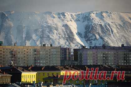 В российском городе появился диспетчерский пункт для мониторинга вечной мерзлоты. В Центре мониторинга зданий и сооружений Заполярного филиала «Норникеля», который находится в Норильске, запустили единый диспетчерский пункт. В него в онлайн-режиме будут поступать данные мониторинга зданий и сооружений, необходимые для отслеживания показателей вечной мерзлоты.