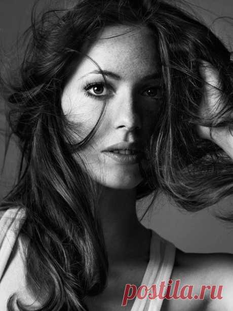 Ребекка Холл (Rebecca Hall) в фотосессии Алекси Любомирски (Alexi Lubomirski) для журнала Harper’s Bazaar UK (февраль 2011)