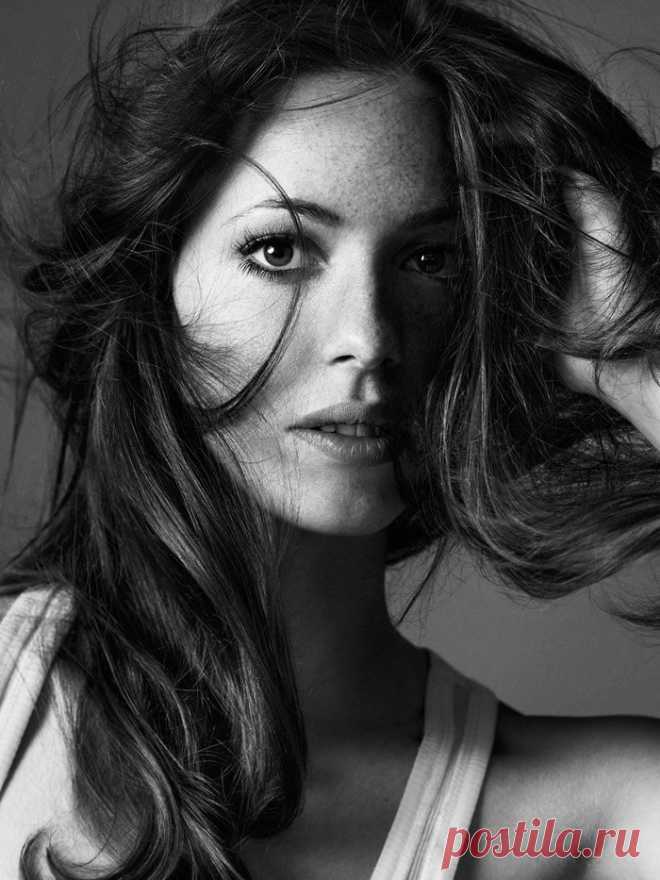 Ребекка Холл (Rebecca Hall) в фотосессии Алекси Любомирски (Alexi Lubomirski) для журнала Harper’s Bazaar UK (февраль 2011)