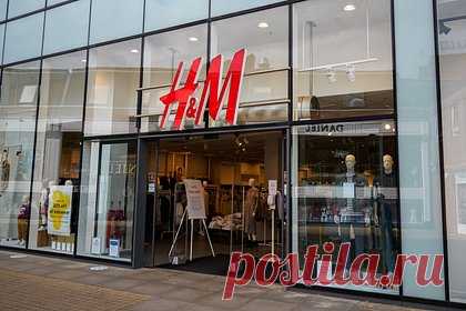 В Белоруссии все магазины H&M закроются после распродажи остатков одежды. Шведская компания H&M уйдет из Белоруссии после распродажи остатков одежды в трех магазинах, они будут открыты в течение ограниченного времени. В марте ритейлер временно приостановил работу в Минске и Гродно. Позже появилась информация о том, что H&M откроет двери для посетителей в августе, однако этого не произошло.