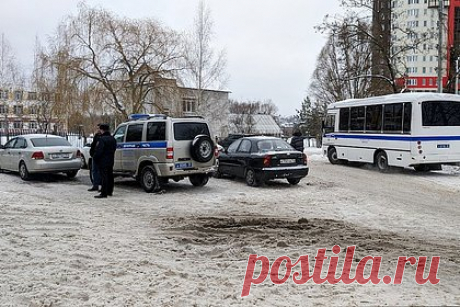 Главу охраны брянской школы арестовали. На два месяца арестован генеральный директор частного охранного предприятия (ЧОП) «Агентство Экскалибур» Сергей Поддубный, отвечавший за безопасность школы в Брянске, где девочка открыла стрельбу. Ему грозит до 10 лет лишения свободы по статье об оказании услуг, не отвечающих требованиям безопасности.