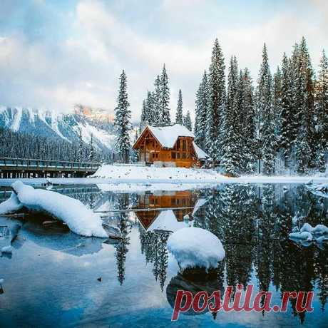 That cabin in the woods ~ Emerald Lake, Canada
_@jguzmannn Congrats! 😍