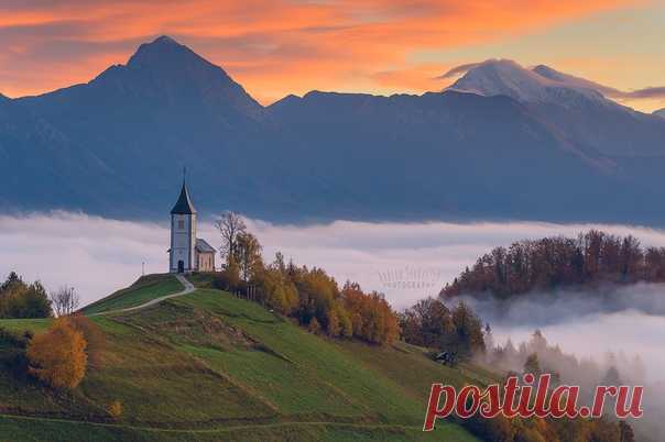 Рассвет в селе Ямник, Словения. Автор фото – Andrew Senkevich: nat-geo.ru/photo/user/340672/ Доброе утро!