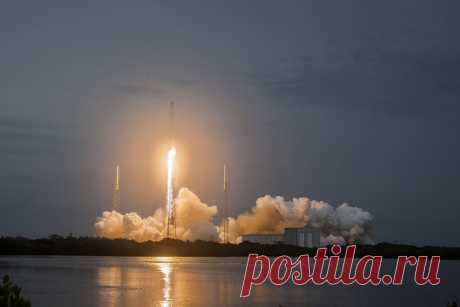 Во Флориде стартовала ракета SpaceX с космическими туристами. Запуск был осуществлен с космодрома на мысе Канаверал.