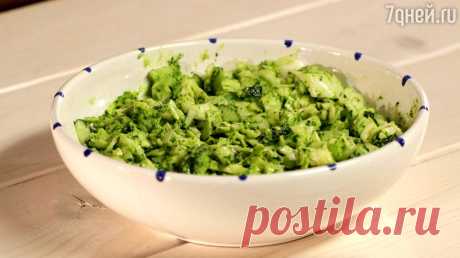 Витаминный салат из капусты, огурцов и авокадо: рецепт от Сергея Малоземова: пошаговый рецепт c фото