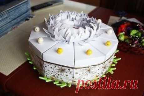 Бумажный торт с конфетами, украшенный ромашкой пожеланий