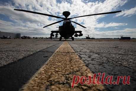 В США рассказали о проблеме вертолета Apache. В армии США резко увеличилось число отказов электрогенераторов ударных вертолетов AH-64E Apache, которые приводят к задымлению кабины и незапланированным посадкам, пишет Breaking Defense. Специалисты изучают долгосрочное решение проблемы, но работы начнутся только после финансирования программы.