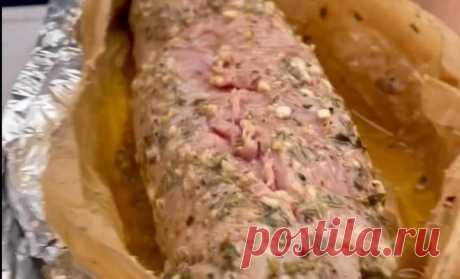 Запечённая свиная вырезка в сливочном масле с чесноком в духовке