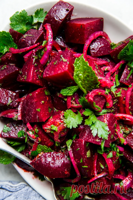 Dies enthält ein Bild von: Moroccan Beet Salad | The Modern Proper