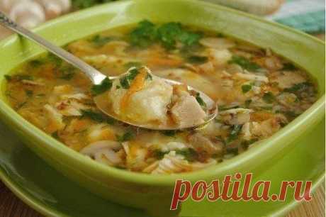 Ароматный гречневый суп с грибами и картофельными клецками.
