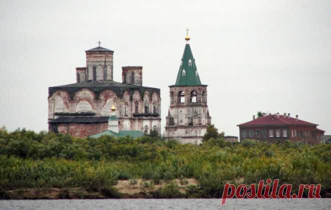 Самые интересные туристические места российского Севера — Старинный русский город в нижнем течении Северной Двины. Впервые упоминается в летописях XII века как дальний погост (административная единица) Новгородского княжества. В XIV-XVIII веках здесь были возведены укрепления, построены церкви и учреждены монастыри, а сами Холмогоры превратились в крупный торгово-административный центр. Славу городу принесла оригинальная школа русской иконописи и особый народный промысел — холмогорская резьба