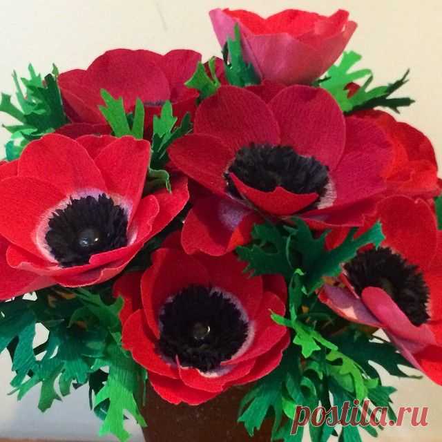 Pretty #paperflower arrangement - bright red #anemones will wish the recipient a happy birthday all year long!  #paperflowers #papercraft #handmade #handmadepaperflowers  #paperbouquet #homedecor #visualmerchandising #floral #diypaper #paper