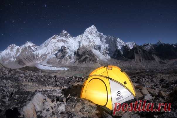 А из нашего окошка видно Эверест немножко! Непал, национальный парк Сагарматха, вид с вершины Кала Паттар (5 640 м). Слева направо: Кхубуцзе (6 636 м), Чангцзе (7 543 м), Эверест (8,848 м), Нупцзе (7 861 м) и Ама Даблам (6 856 м). Снимал Антон Янковой. Доброй ночи!