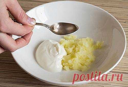 Ваша кожа будет иметь идеальный тон, без морщин и пигментных пятен, всего за 3 дня!
Мы предлагаем вам 2 самых эффективных рецепта. Результаты вас удивят! Попробуйте!
Основным ингредиентом этих супер эффективных средств является картофель!
Ингредиенты:
1 чайная ложка свежевыжатого лимонного сока
2 столовые ложки натёртого сырого картофеля
1/2 чайной ложки сметаны или йогурта или растительного масла (на ваш выбор)
Применение:
Смешайте ингредиенты до однородного состояния.
Нанесите на чистую кожу