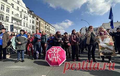 В 70 городах Германии прошли марши против поставок оружия Киеву. Самые крупные демонстрации состоялись в Берлине, Бонне, Бремене, Дуйсбурге, Ганновере, Лейпциге, Мюнхене и Штутгарте