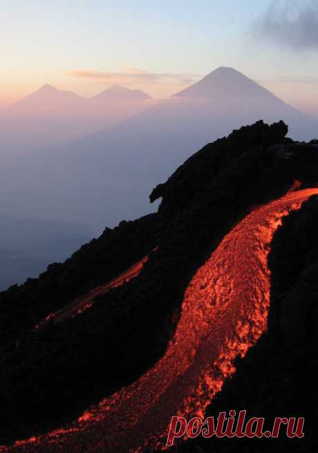 Живой поток вулканической лавы. Потрясающее зрелище!