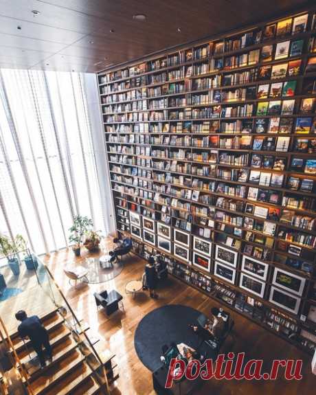Кафе-библиотека Старбакс в Хираката, Япония