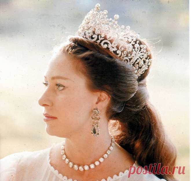 Сегодня, 21 августа 2020 года, исполняется 90 лет со дня рождения Принцессы Маргарет — члена королевской семьи Великобритании, младшей сестры царствующей королевы Елизаветы II. Её нет с нами уже 18 лет, но память о ней живёт в наших сердцах. 
Жизнь в тени сестры, наследницы британского престола, была явно не для этой яркой и энергичной девушки! Маргарет Роуз, дочь короля Георга VI и младшая сестра ныне правящей королевы Великобритании Елизаветы II, была рождена, чтобы прит...