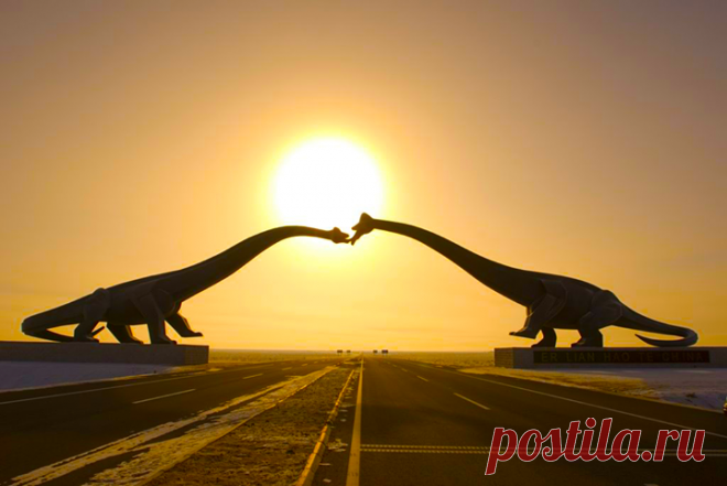 Скульптура над дорогой «Целующиеся динозавры», Северный Китай
