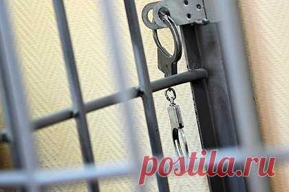 Россиянин четыре года насиловал приемную дочь и получил 16 лет колонии. В Саратове суд приговорил к 16 годам колонии строгого режима 53-летнего мужчину, насиловавшего приемную дочь. Следствие и суд установили, что с 2007-го по 2011 год мужчина совершал преступления против половой неприкосновенности малолетней девочки. По достижении совершеннолетия она обратилась за помощью к психологу.