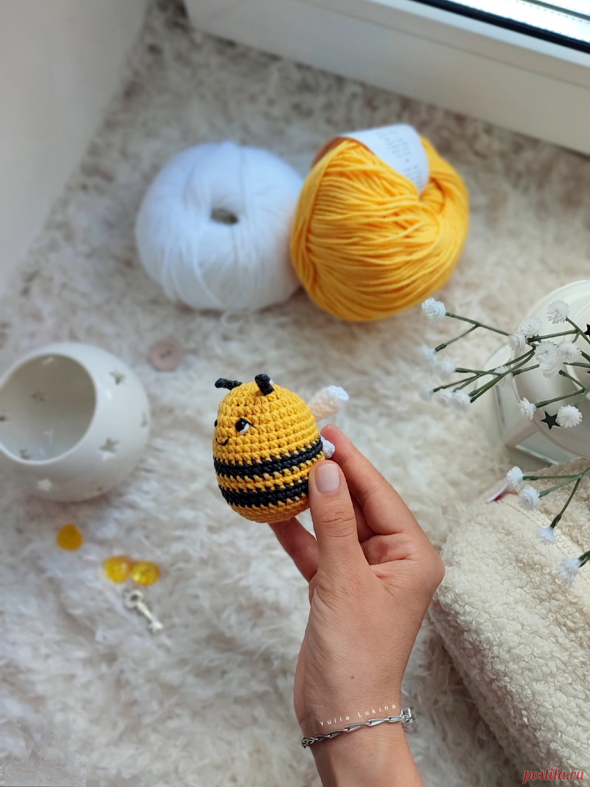 PDF Брелок Пчёлка крючком. FREE crochet pattern; Аmigurumi toy patterns. Амигуруми схемы и описания на русском. Вязаные игрушки и поделки своими руками #amimore - пчела, маленькая пчелка, пчелёнок, насекомые.