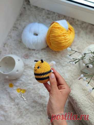 PDF Брелок Пчёлка крючком. FREE crochet pattern; Аmigurumi toy patterns. Амигуруми схемы и описания на русском. Вязаные игрушки и поделки своими руками #amimore - пчела, маленькая пчелка, пчелёнок, насекомые.