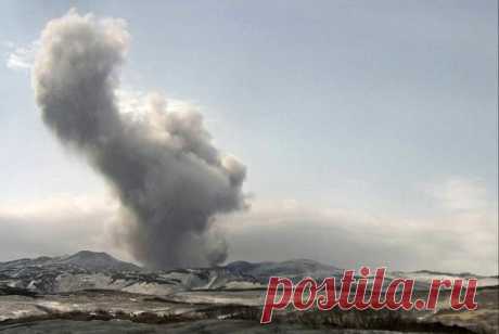 Выброс пепла вулкана Эбеко на Курилах. Вулкан Эбеко выбросил столб пепла на высоту 4,5 км.