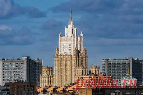 МИД назвал нападение на посольство России в Литве результатом русофобии. Нападение на посольство России в Литве стали результатом целенаправленной политики русофобии властей страны и беспрецедентного накала антироссийской риторики. Об этом заявила официальный представитель МИД РФ Мария Захарова. Москва требует от литовских правоохранителей объективного расследования.