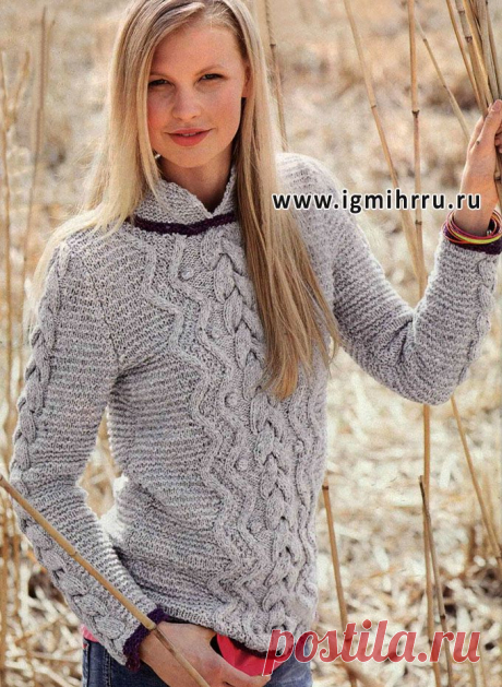 Светло-серый пуловер с красивыми рельефными узорами.