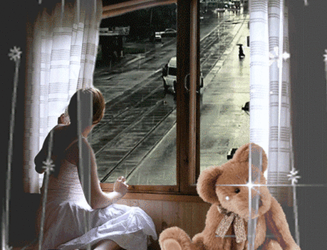 Гиф анимация Девушка сидит на подоконнике с большим плюшевым медведем и смотрит на улицу, где идет дождь, ходят люди с зонтиками и ездят авто