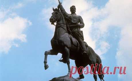 В Киеве предложили снести памятник Щорсу, оставив коня. Вопрос о сносе памятника рассматривается уже несколько лет. Как заявил министр культуры Украины, один из вариантов — убрать скульптуру Щорса, оставив «выдающуюся художественную» лошадь, на которой он сидит