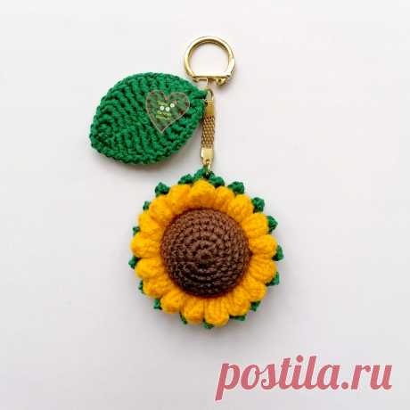 PDF Подсолнух брелок крючком. FREE crochet pattern; Аmigurumi toy patterns. Амигуруми схемы и описания на русском. Вязаные игрушки и поделки своими руками #amimore - брелок в виде маленького цветка подсолнуха, цветы, цветочек.