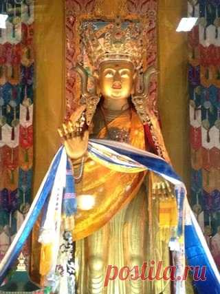 Лхабаб Дуйсен — день благодарности и просветления. Говорят, что любое доброе дело, совершённое сегодня, умножается многократно. Пусть ваши поступки принесут радость вам и другим, а сердце наполнится покоем.
Открытки на День нисхождения Будды Шакьямуни из рая 33 божеств. Открытки на Лхабаб Дуйсен.