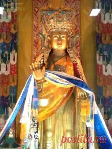 Лхабаб Дуйсен — день благодарности и просветления. Говорят, что любое доброе дело, совершённое сегодня, умножается многократно. Пусть ваши поступки принесут радость вам и другим, а сердце наполнится покоем.
Открытки на День нисхождения Будды Шакьямуни из рая 33 божеств. Открытки на Лхабаб Дуйсен.