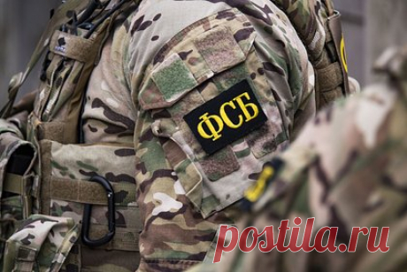 ФСБ выявила крупную банду фальшивомонетчиков в семи регионах России. Сотрудники ФСБ выявила крупную группировку фальшивомонетчиков, действовавшую в семи регионах России. Участники банды печатали поддельные деньги на сумму до двух миллиардов рублей. Спецоперация проводилась ФСБ совместно с МВД. Фальшивки, изготовляемые и реализуемые ОПГ оптовыми партиями, отличались высоким качеством.