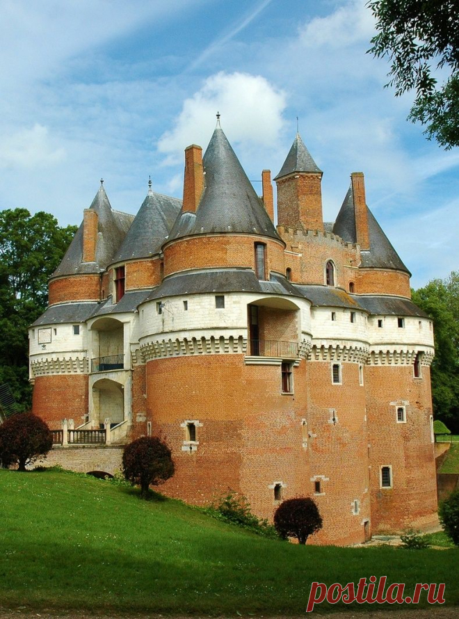 Château de Rambures, Somme, Picardy, France | Sam Farrar Williams приколол(а) это к доске The Mystique of France