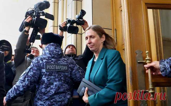 Новый посол США впервые в этой должности посетила МИД России. Новый посол США в России Линн Трейси впервые посетила МИД России, где она вручала копии верительных грамот.