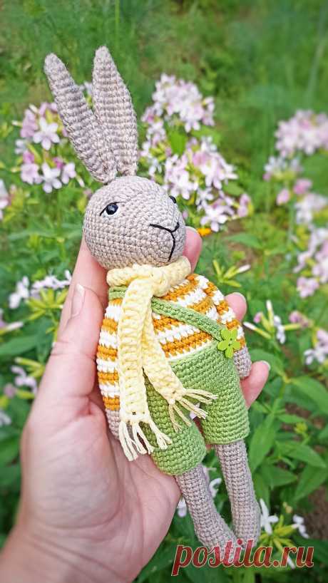 PDF Зайка крючком. FREE crochet pattern; Аmigurumi animal patterns. Амигуруми схемы и описания на русском. Вязаные игрушки и поделки своими руками #amimore - зайка в комбинезоне, заяц, зайчик в штанишках, кролик, зайчонок, крольчонок.